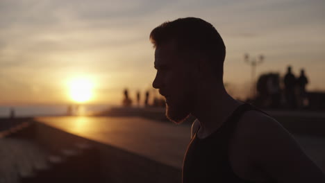 hombre bebiendo agua al atardecer