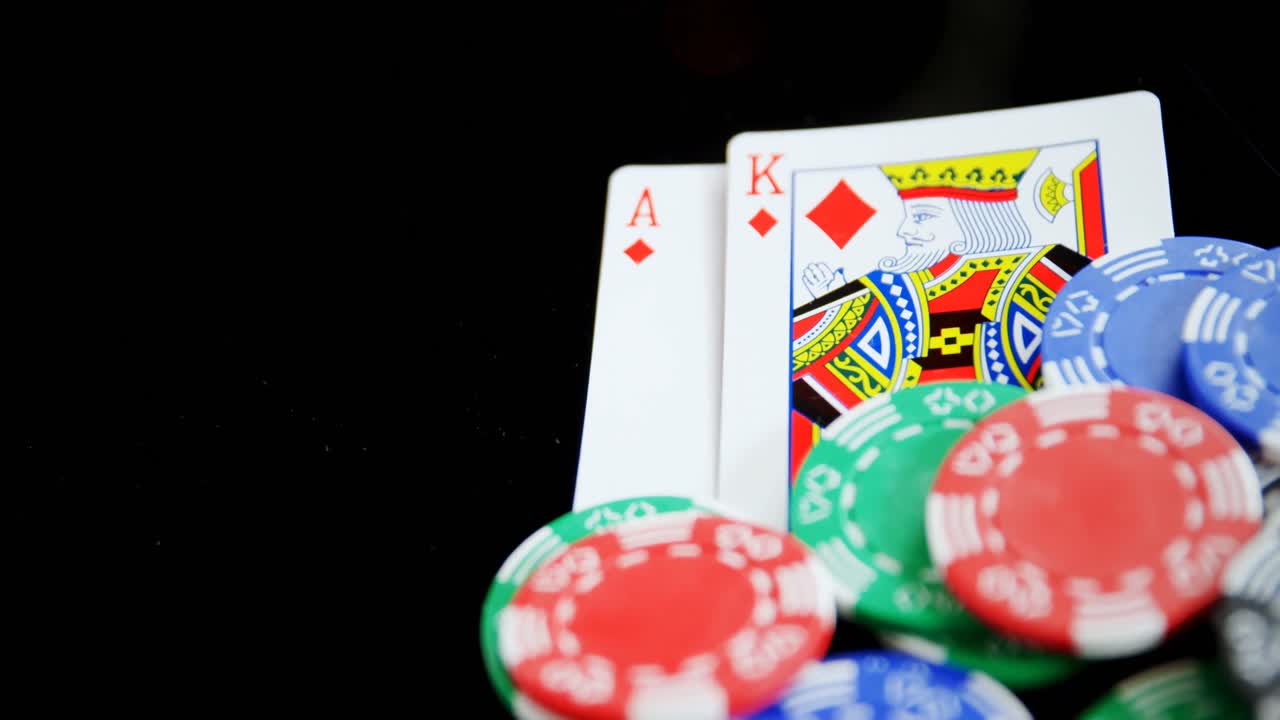 cartas de juego y fichas de casino en la mesa de póquer 4k