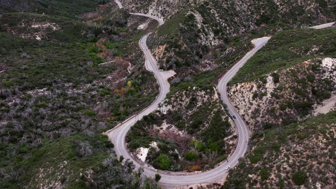 un giro cerrado en la autopista angeles crest es divertido para un viaje de placer en las montañas de san gabriel - vista aérea