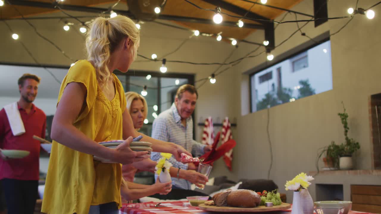 행복한 가족이 함께 저녁을 먹고 있습니다.