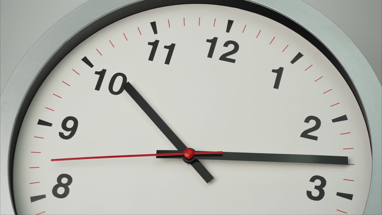 el reloj de pared blanco dice la hora de las diez.