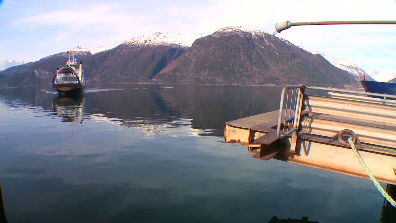 페리 보트가 노르웨이 피요르드를 건너다 1