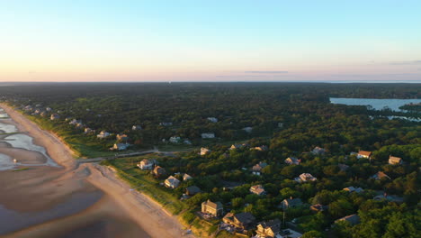 Cape-Cod-Bay-Drohnenaufnahmen-Aus-Der-Luft-Von-Häusern,-Bäumen-Und-Sumpf-Am-Strand-Bei-Ebbe-Während-Der-Goldenen-Stunde,-Schwenk-Nach-Rechts