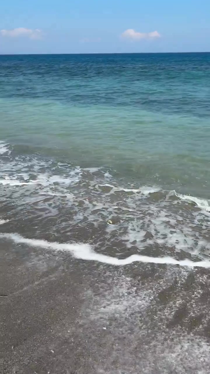 Onde delicate che si infrangono su una spiaggia sabbiosa