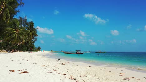 Sandküste-Mit-Palmen,-Die-Sich-über-Den-Strand-Neigen