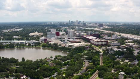 Barrio-De-Orwin-Manor,-Con-Adventhealth-Y-El-Centro-De-Orlando-Al-Fondo