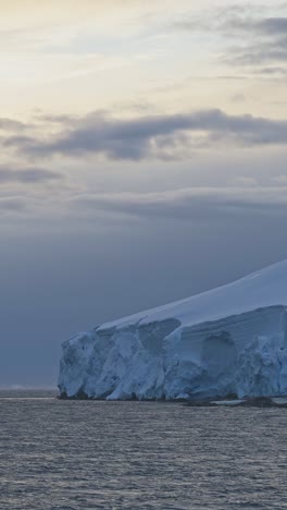 Gletscherlandschaft-Bei-Sonnenuntergang-An-Der-Küste,-Eis-In-Der-Küstenlandschaft-Der-Antarktis,-Antarktische-Halbinsel-Mit-Winterlichem-Meerwasser-In-Vertikalem-Video-Für-Soziale-Medien,-Instagram-Reels-Und-Tiktok