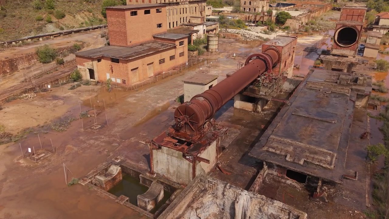 Sito minerario di Monteponi a Iglesias, Sardegna, Italia, che mostra strutture minerarie storiche ed edifici industriali all'interno dell'ex complesso minerario di piombo, argento e zinco - ripresa con drone