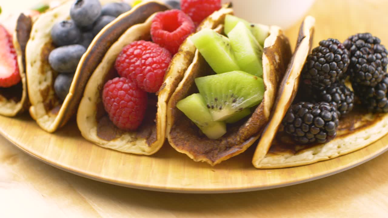 panqueques americanos clásicos con frutas frescas. desayuno casero de verano.