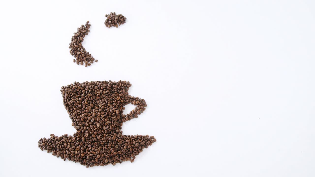 컵과 접시 모양의 커피 콩