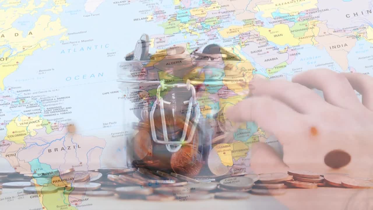Mapa mundial y brújula sobre hucha de ahorro