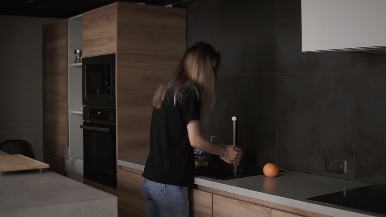 Concetto di igiene, assistenza sanitaria e sicurezza - donna che lava frutta e agrumi in cucina a casa