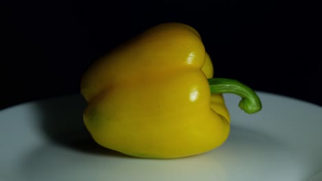 Yellow-Bell-Pepper-presented-on-a-white-plate-as-he-camera-zooms-out,-Food-and-Nutrition