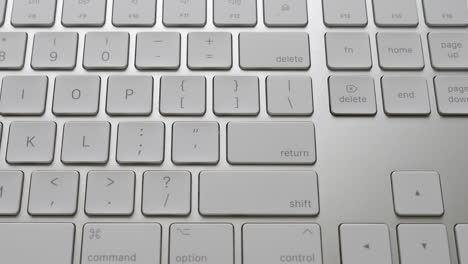 vista de arriba hacia abajo en cámara lenta de un teclado mágico de apple de cerca