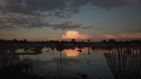 Toma-Amplia-De-Humedales-Tranquilos-Al-Atardecer