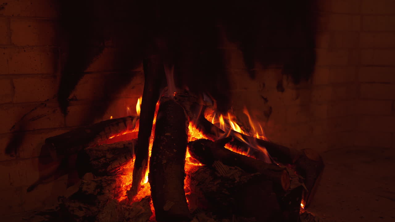 A bonfire burns. Close-up of flames. Cold evening. Selective focus. Video.