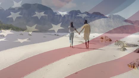 Animación-De-La-Bandera-Estadounidense-Moviéndose-Sobre-Una-Pareja-Tomados-De-La-Mano-Y-Caminando-En-La-Playa.