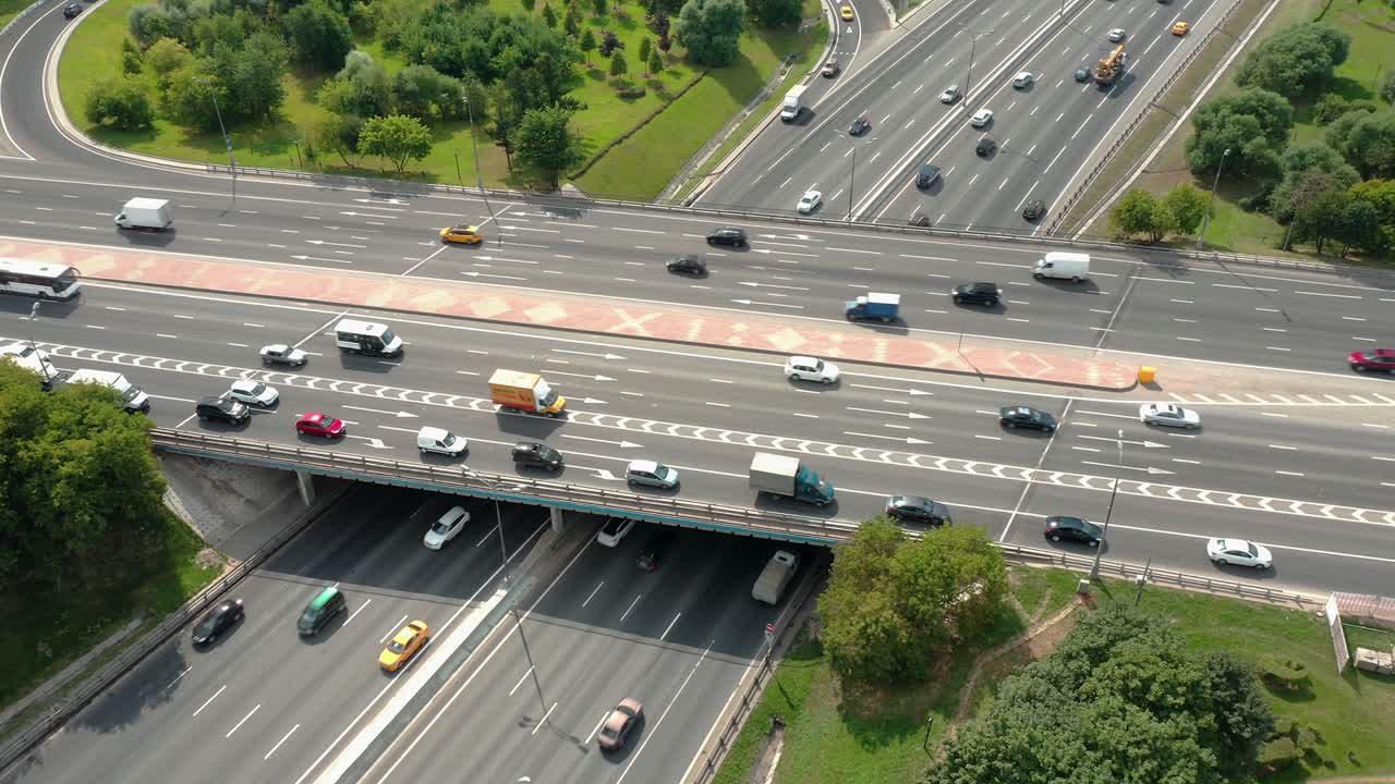 воздушный вид на развязку шоссе и эстакаду с пробкой, статическая камера