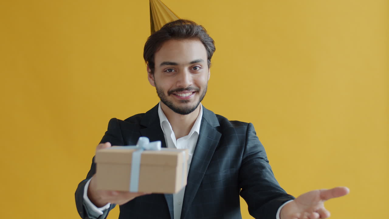 hombre dando un regalo