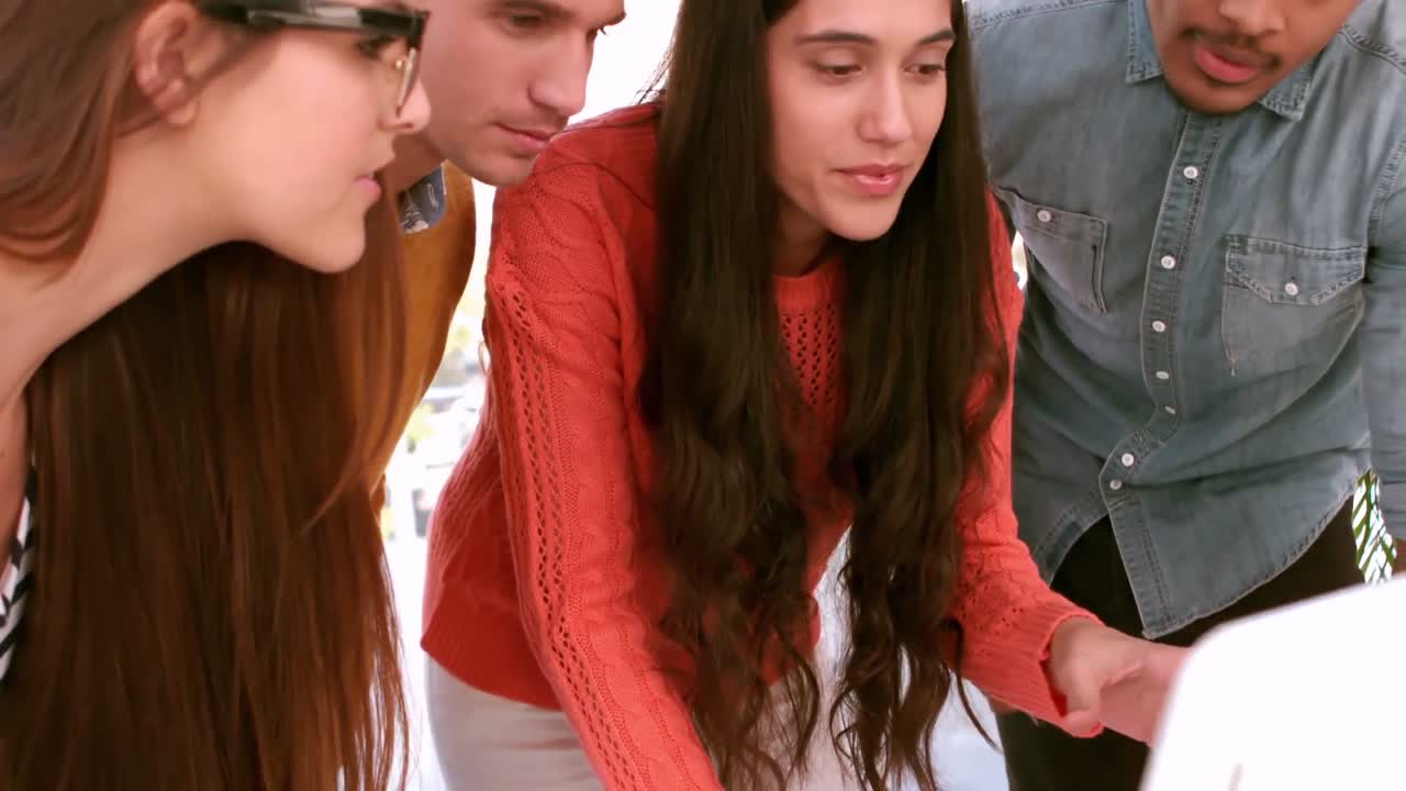 equipo de negocios creativos teniendo una reunión
