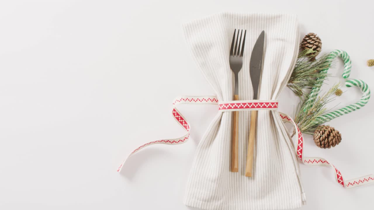 video de la configuración del lugar de navidad con cubiertos y espacio de copia sobre fondo blanco