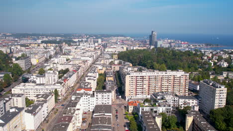 fotografía aérea de aves que muestra la ciudad de gdynia con casas, bloques y parque central a lo largo del mar báltico, polonia