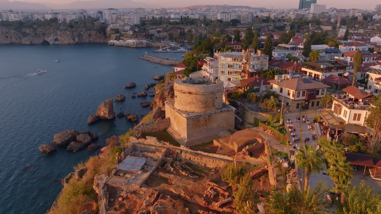 vista aérea de la costa de antalya con la torre histórica y las ruinas