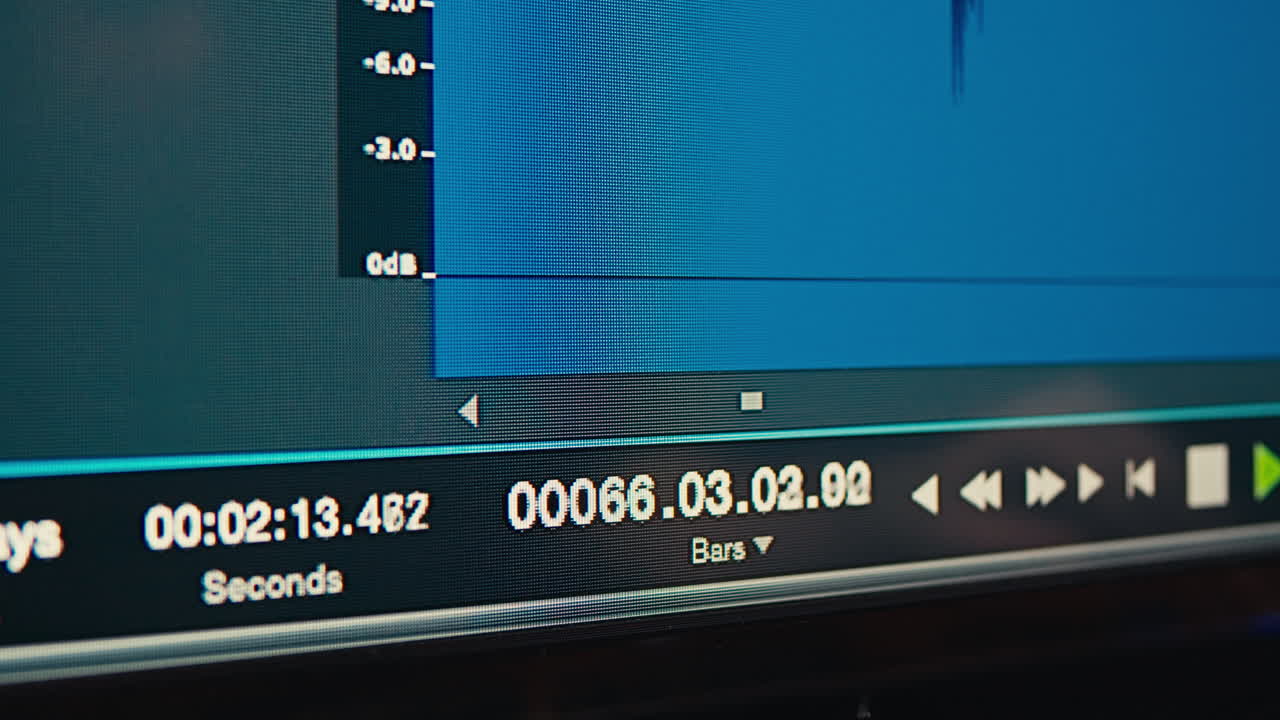 스튜디오에서 음악을 만드는 사운드 엔지니어, 라디오 방송 스튜디오에서 일하는 아시아 인기 dj 또는 녹음 스튜디오, 리허설, 오디오 프로덕션에서 일하는 음악 프로듀서.
