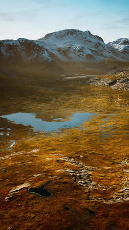 vista aérea de un valle de montaña con un lago