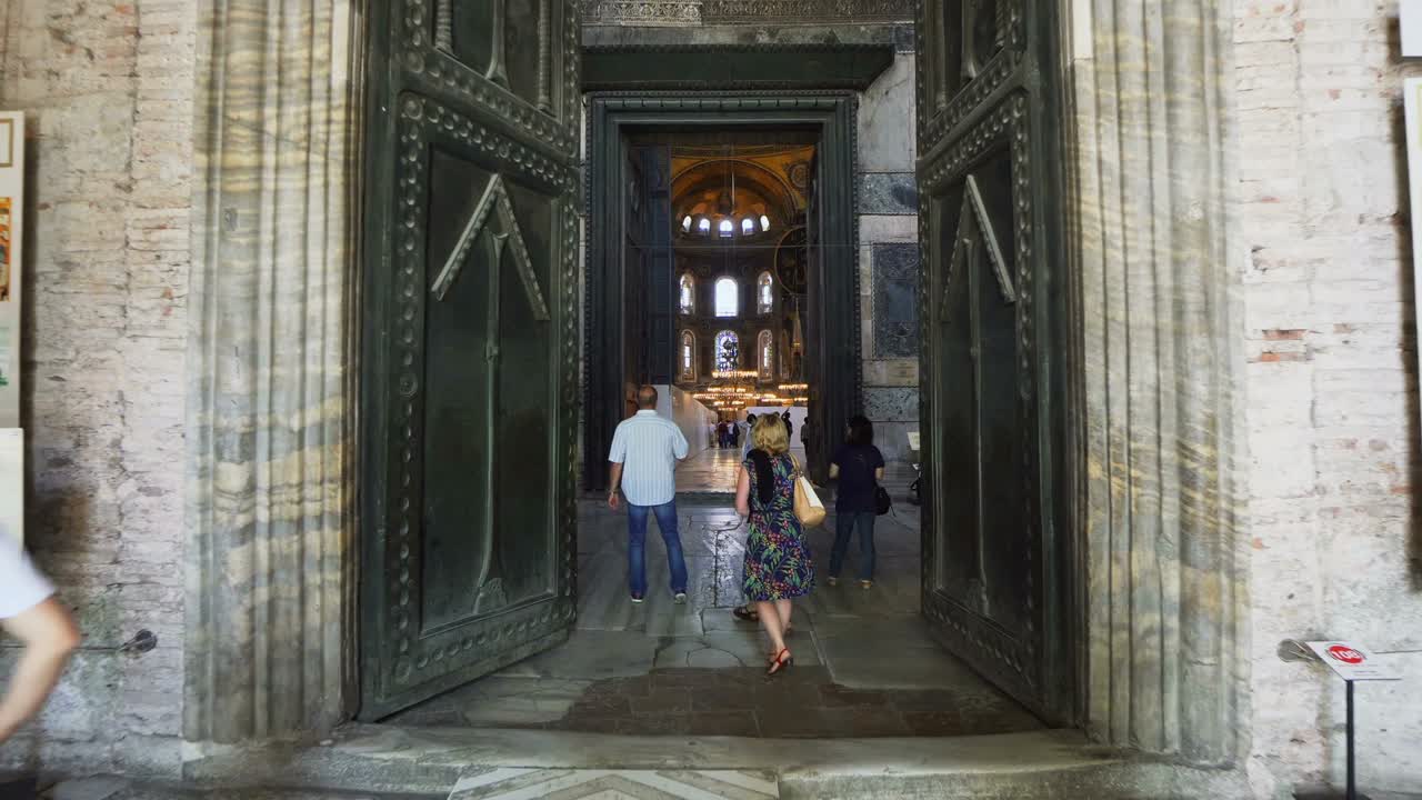 아야소피아 (hagia sophia) 는 이스탄불의 관광 명소 중 하나이며, 이스탄불에서 여행과 휴가를 즐길 수 있는 곳이다.
