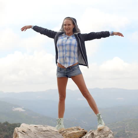 Sportliche-Frau,-Die-Auf-Felsen-Steht-Standing