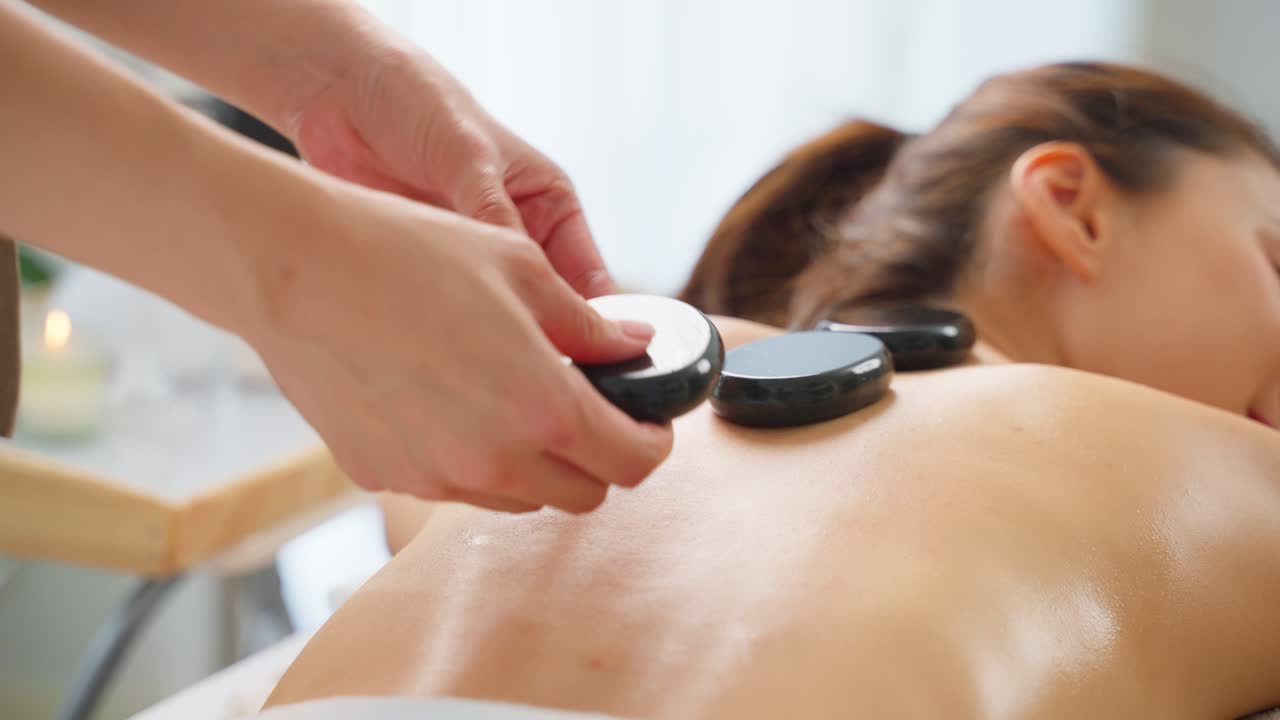 Массаж спины горячими камнями