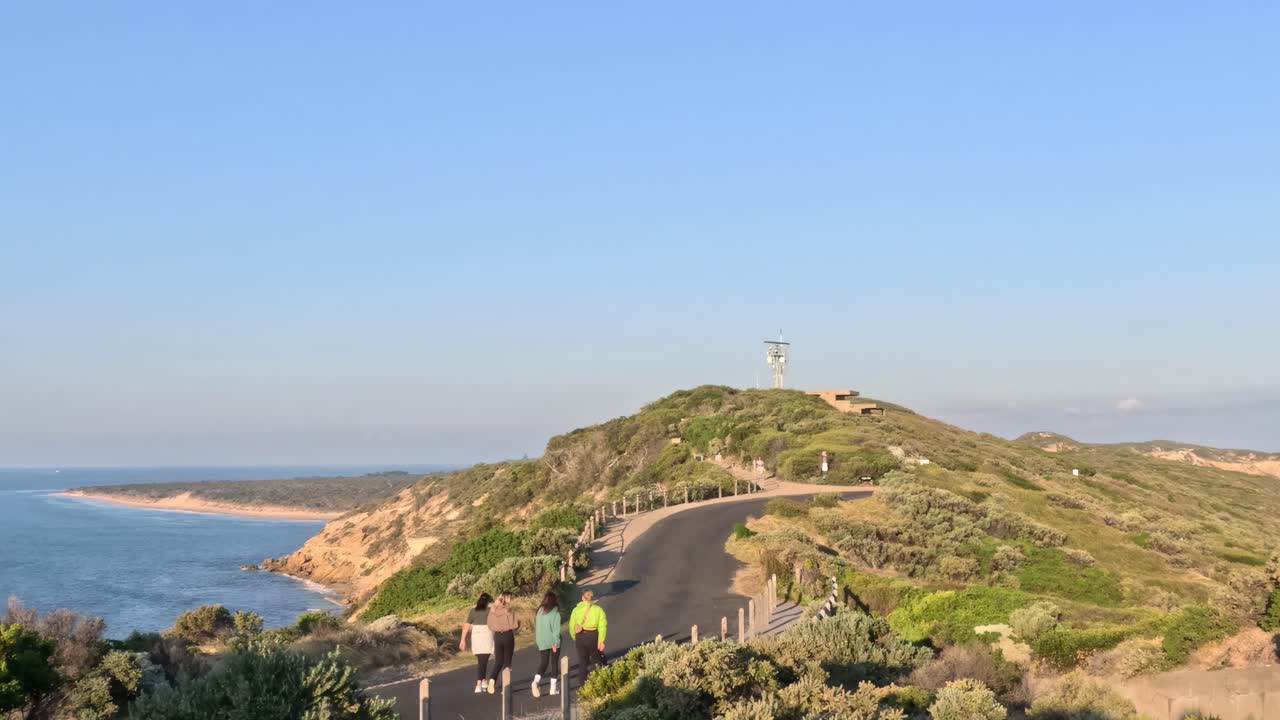 포트시 의 해안 모래 언덕 을 따라 산책 하는 관광객 들