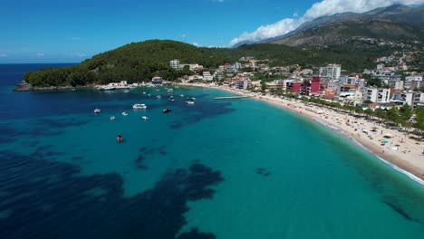 la hermosa y serena ciudad costera de himara en la impresionante bahía del mar jónico con aguas azules da la bienvenida a los turistas para las vacaciones de verano.