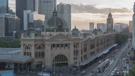 Lapso-De-Tiempo-Del-Atardecer-De-La-Ciudad-De-Melbourne,-Capturando-La-Transformación-De-Colores-Y-Luces-Proyectadas-En-La-Emblemática-Estación-De-Tren-De-Flinders-Street.