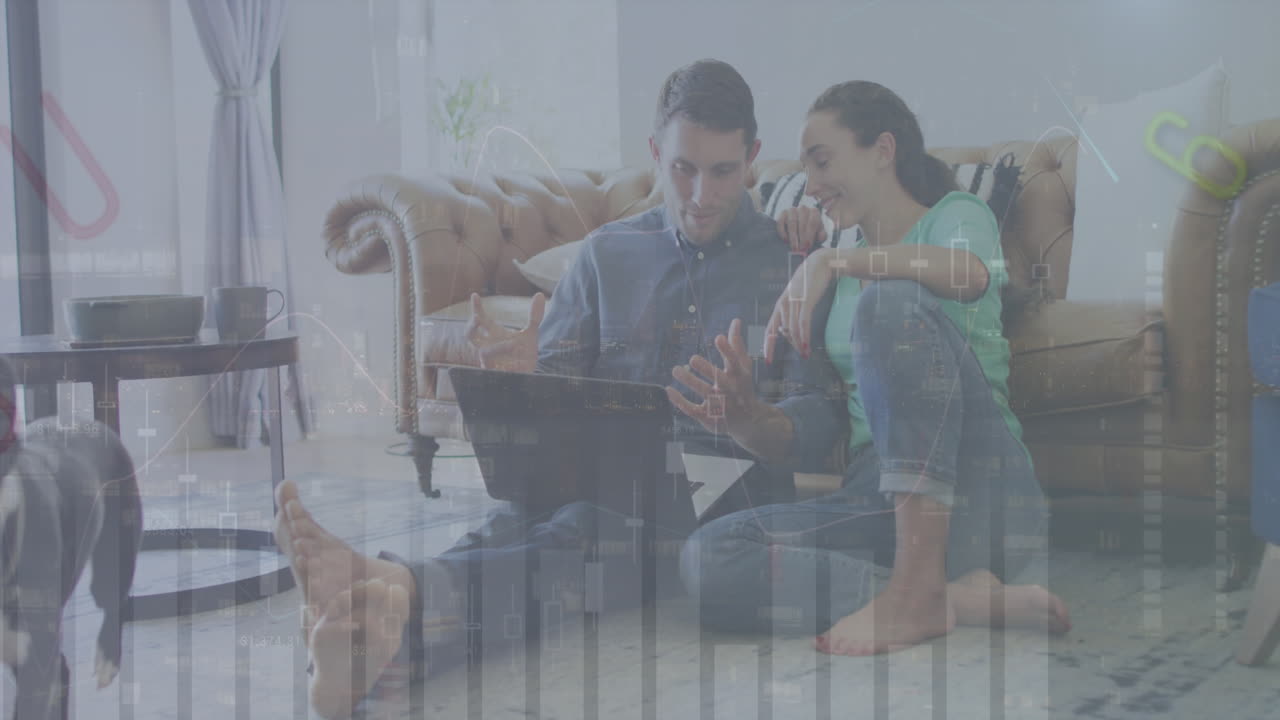 집에서 노트북을 사용하고 대화하는 백인 커플에 대한 여러 그래프와 문자의 애니메이션