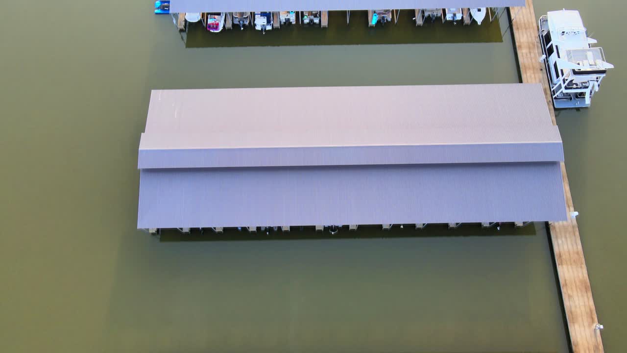 los muelles del puerto deportivo de clarksville al amanecer