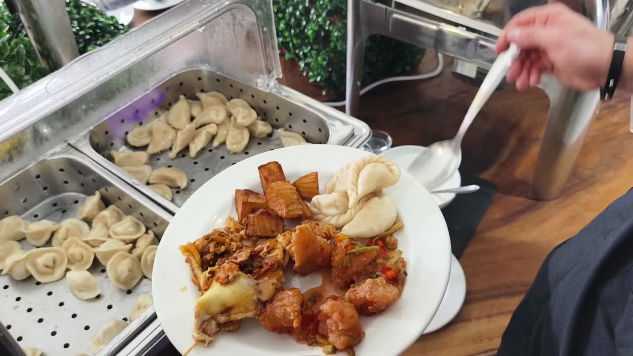 comida buffet con albóndigas y otros platos