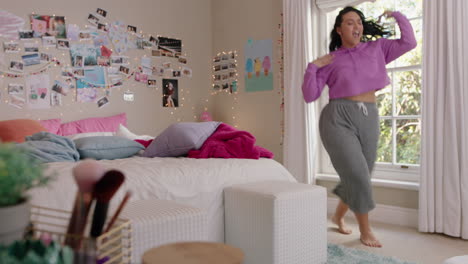 una adolescente con sobrepeso feliz bailando en el dormitorio divirtiéndose bailando celebrando el fin de semana sintiéndose positiva vistiendo pijama en casa