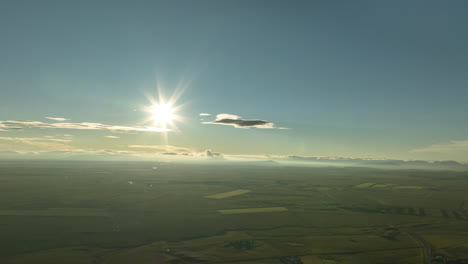 tierras de cultivo interminables tomada aérea durante la puesta del sol en islandia