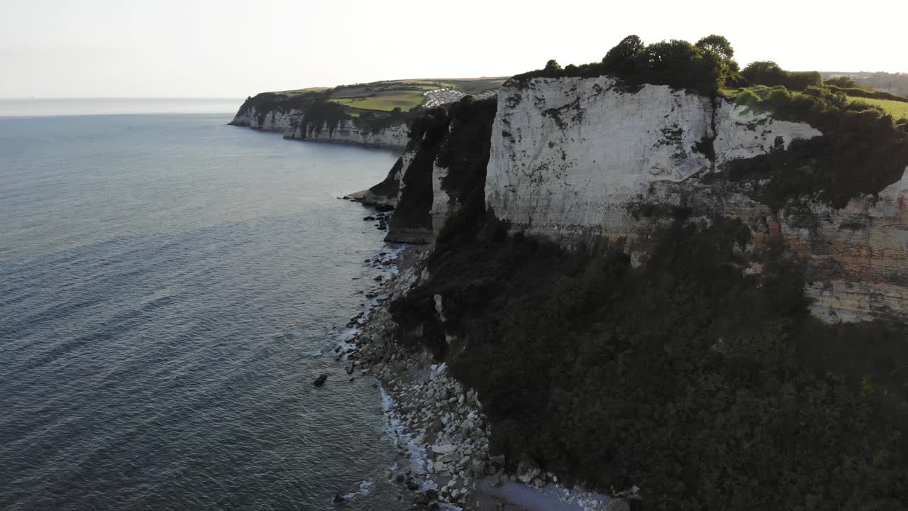 acantilados de tiza en la costa de seaton junto al canal inglés