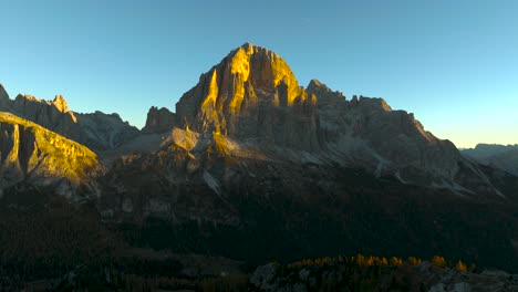 Uno-De-Los-Picos-De-Las-Montañas-Dolomitas-Al-Atardecer