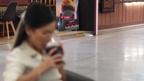 secuencia de una mujer bebiendo agua en el interior