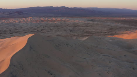 Antena-De-Una-Duna-De-Arena-Con-Iluminación-De-Puesta-De-Sol-Y-Un-Lado-De-Sombra-En-El-Desierto