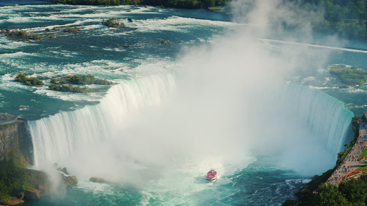 나이아가라 호스슈 폭포 옆 보트