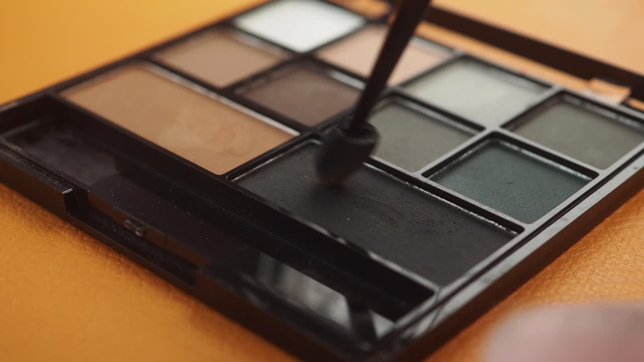 Eye Shadow Palette and Brush