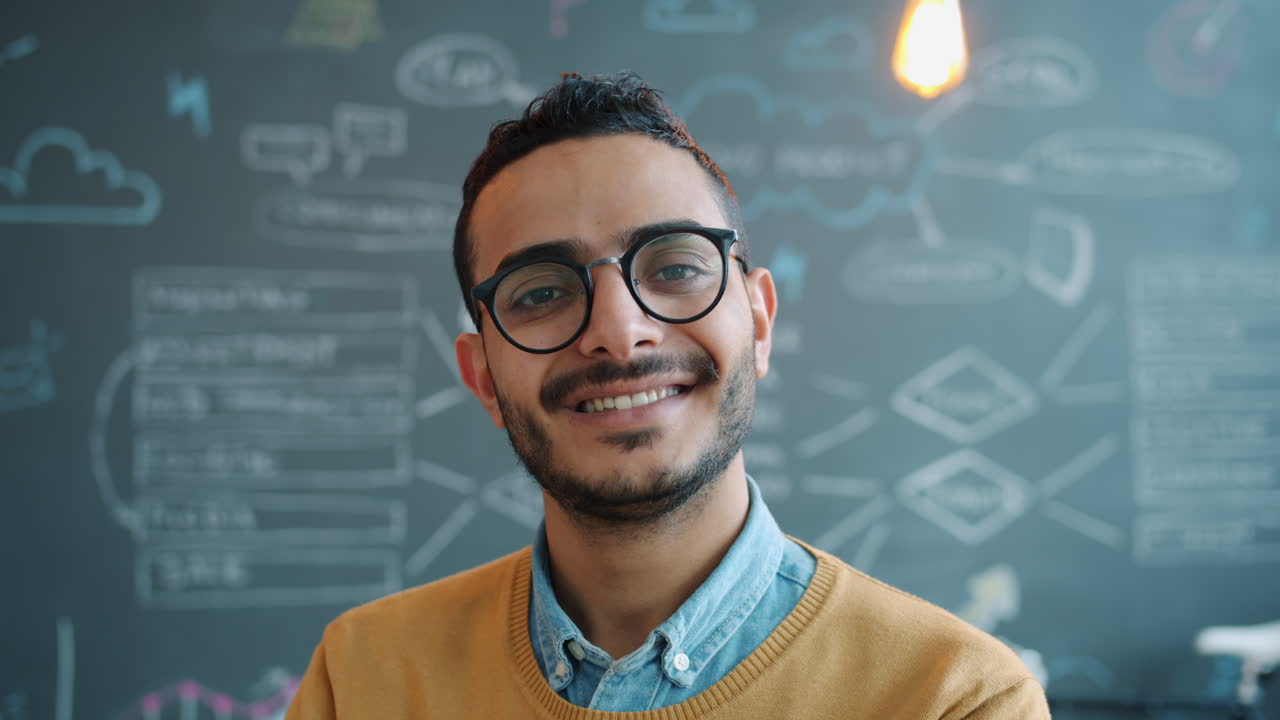 hombre sonriente en la oficina