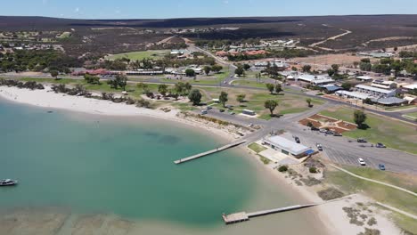 drone aéreo sobre una laguna con un barco en el centro de la ciudad de kalbarri en un día soleado