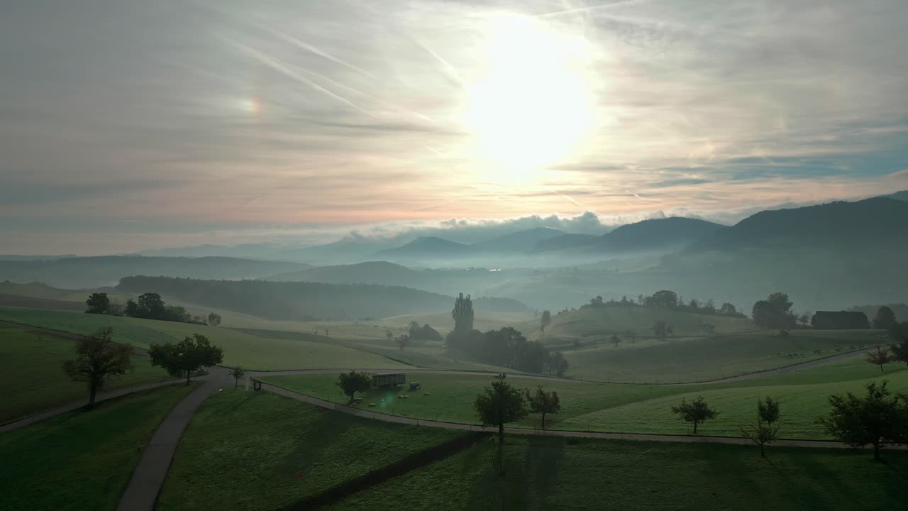 스위스의 들판 위를 드론 비행