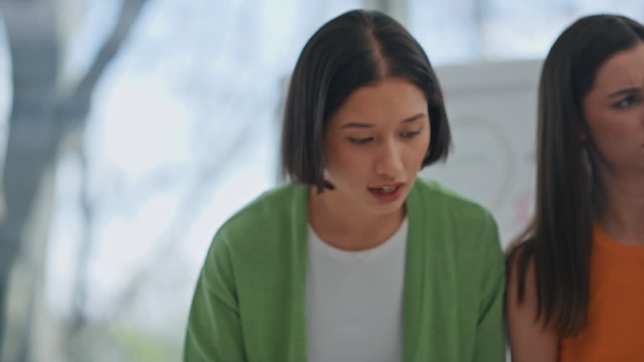 캐비 클로즈업에서 함께 일하는 집중된 여성. 노트북을 사용하는 동료의 손